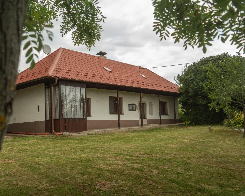 Predaj, 2i rodinný dom Veľký Lapáš, okr. Nitra 1292m2 pozemok